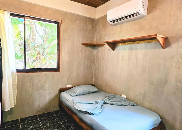 Don Jon'S Surf And Yoga Lodge